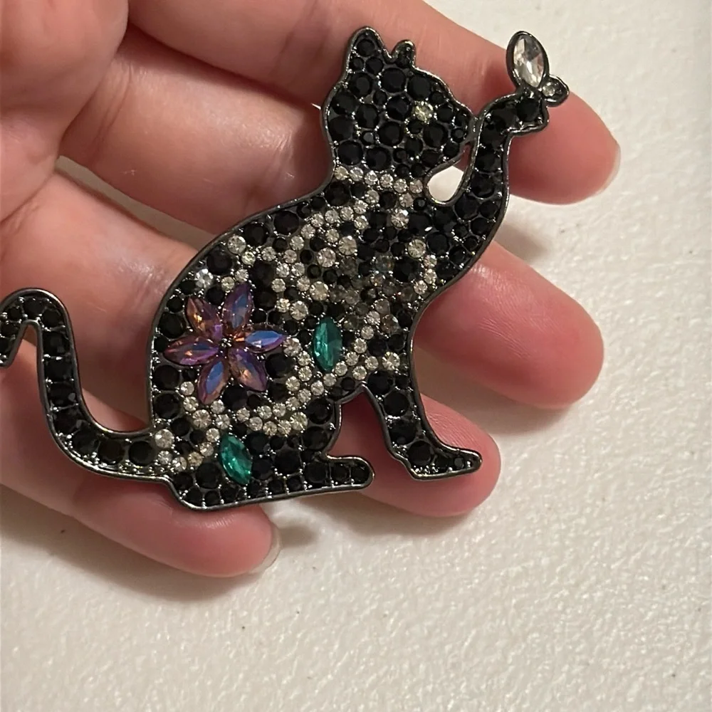 Elegant Multicolor Cat Brooch 🌷